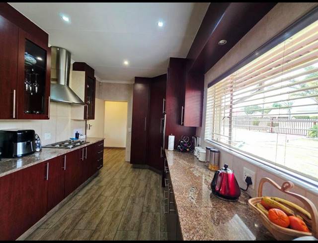 4 BEDROOM HOUSE FOR SALE IN GLEN MARAIS